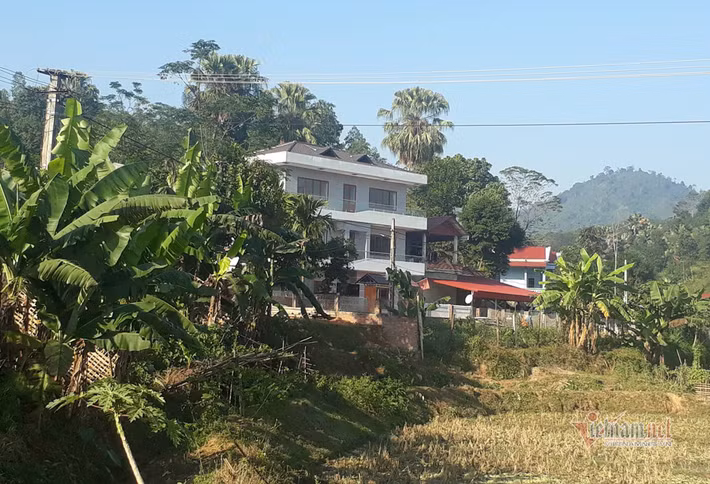 Sau khoảng thời gian theo nghiệp cầu thủ, Đức Chinh tích lũy được một khoản tiền xây tặng mẹ căn nhà 3 tầng và cũng để hoàn thành tâm nguyện của người bố đã khuất. Ảnh: Vietnamnet.