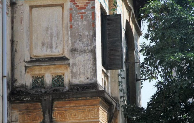 Ngôi biệt thự này được xây dựng theo lối kiến trúc Pháp. Ảnh: Infonet.