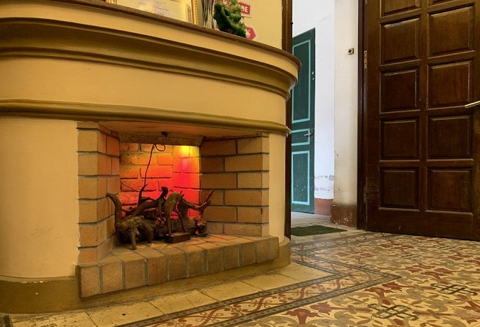 Lò sưởi bên trong phòng khách ở tầng 1 được chủ nhà giữ nguyên vẹn. Ảnh: VTC.