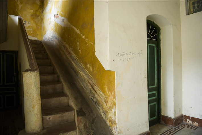 Cầu thang dẫn lên tầng 2 của biệt thự cổ đã in dấu thời gian. Ảnh: Lao động.