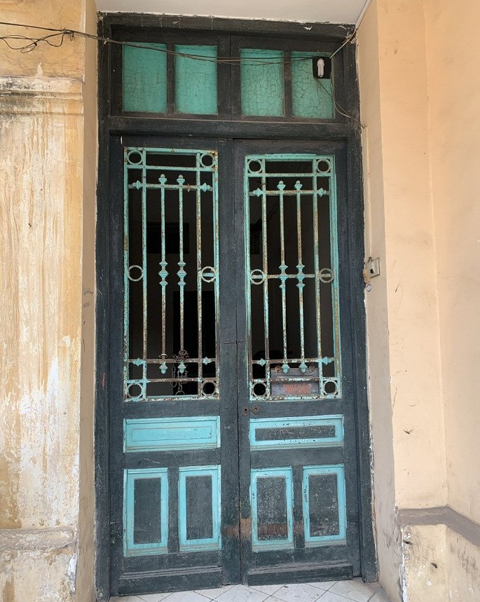 Cửa vào đã bạc màu theo thời gian. Ảnh: VTC.