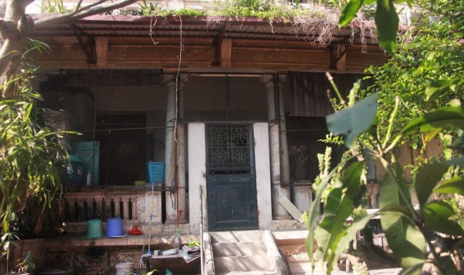 Khuôn viên đằng sau nhà được bảo tồn với khung cảnh nên thơ. Ảnh: Infonet.