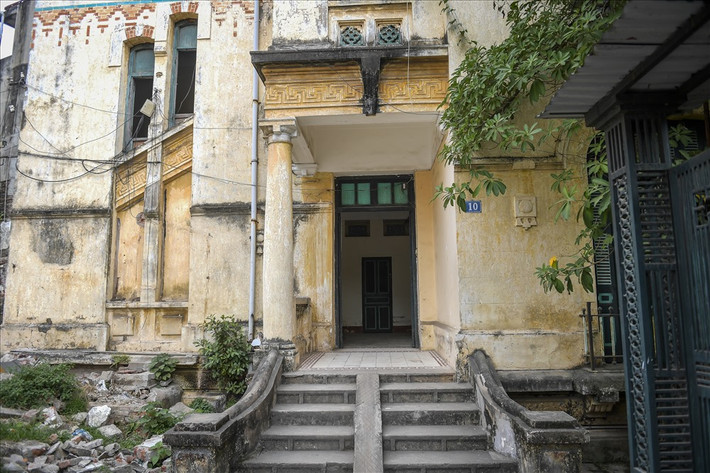Dù đã hơn 100 tuổi nhưng căn biệt thự vẫn còn lưu giữ được nhiều nét đẹp của thời kỳ phát triển rực rỡ trong kiến trúc Pháp ở Việt Nam. Ảnh: Lao động.