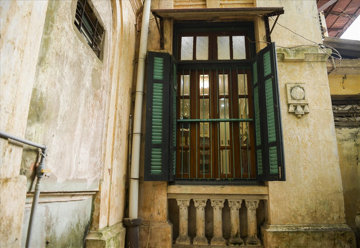 Bà Khánh An (64 tuổi) - một trong những chủ nhân của ngôi biệt thự còn sinh sống tại đây cho biết, biệt thự mát vào mùa hè, ấm áp vào mùa đông nhờ bức tường dày 40cm. Ảnh: Lao động.