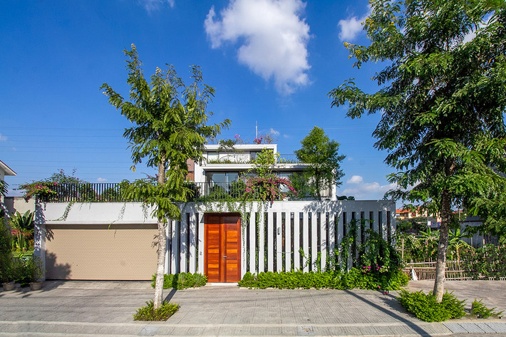 Tọa lạc tại một khu đô thị ở thuộc tình Ninh Bình, Stepping Green House là ý tưởng về một ngôi nhà có không gian sống được sắp xếp đan xen với những khu vườn, tạo ra một không gian sống gần gũi với thiên nhiên.