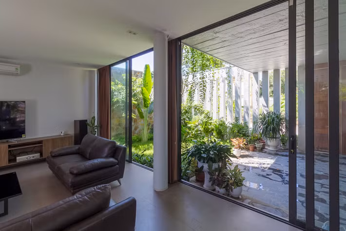 Ngôi nhà 3 tầng bố trí tầng 1 là không gian sinh hoạt chung, bếp và phòng khách.