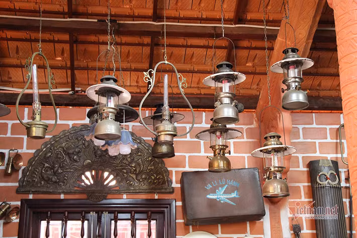 Trong gian nhà chính hoài cổ có rất nhiều cổ vật có liên quan đến đời sống nông thôn xưa, trong đó có nhiều món đồ trị giá hàng chục triệu đồng như: các loại đèn dầu mù u, đèn “măng sông” (thời Pháp thuộc)...Ảnh: Vietnamnet.