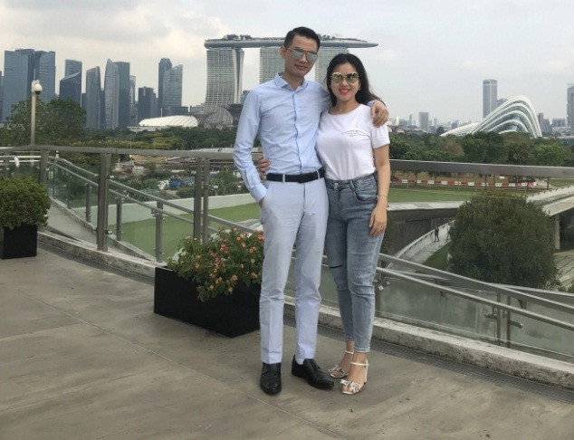 Doanh nhân Phạm Hữu Tuấn và vợ cùng tham gia chuyến du lịch với nhân viên.