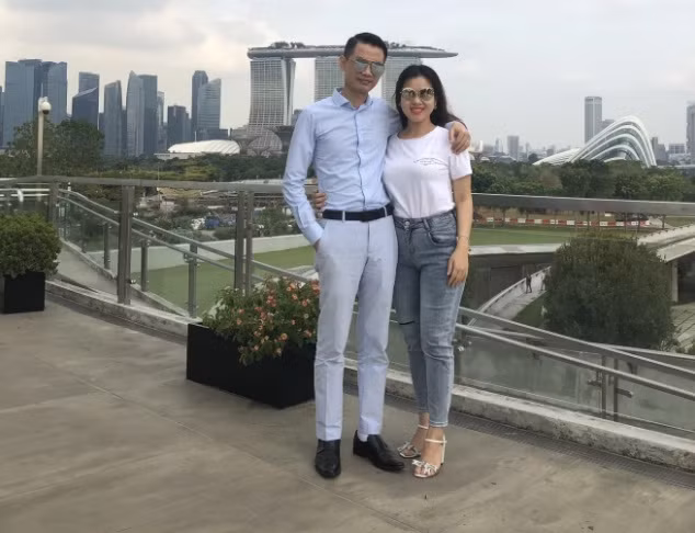 Doanh nhân Phạm Hữu Tuấn và vợ cùng tham gia chuyến du lịch với nhân viên.