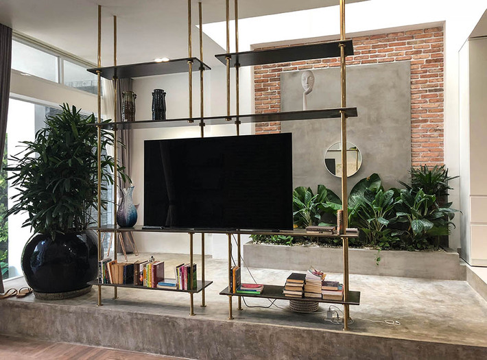 Nhà có 3 tầng, 1 trệt, rộng 300 m2. Phần nền không lót gạch, để nguyên chất liệu xi măng.