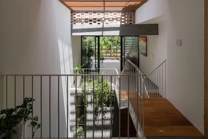 Cấu trúc lệch tầng được sử dụng linh hoạt ở giữa ngôi nhà và bên ngoài ban công, tạo ra những khoảng mở cho các góc nhìn từ phòng khách – phòng ăn.