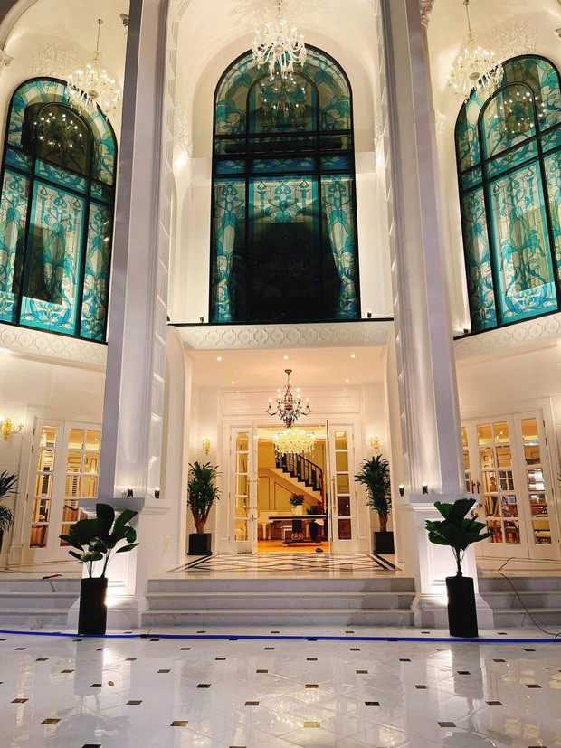 Không gian bên trong biệt thự cực sang trọng và lộng lẫy, theo phong cách hoàng gia.