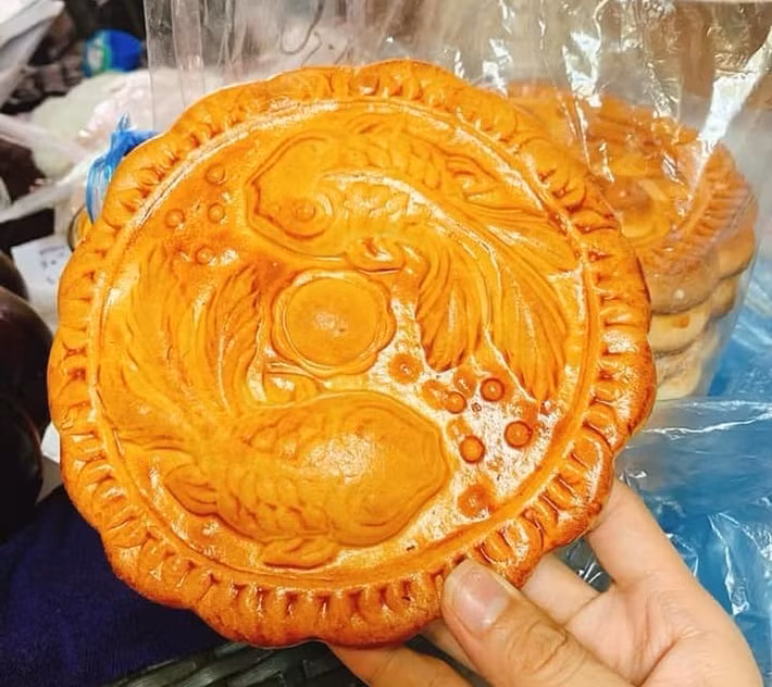 Nếu bánh trung thu truyền thống là kết hợp giữa các loại nguyên liệu làm nhân, từ mứt gừng, mứt bí, lạp xưởng, trứng muối…thì món bánh trung thu không nhân lại là hình ảnh của sự đơn giản. Ảnh: Laodongthudo.