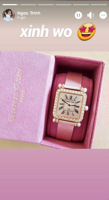 Mở đầu, Ngọc Trinh khoe chiếc đồng hồ hàng hiệu màu hồng nạm kim cương. Ảnh: Vietnamnet.