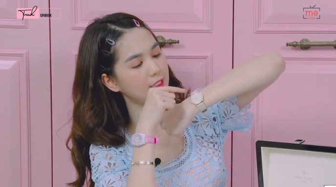 Tổng giá trị các món quà Ngọc Trinh được tặng lên tới gần 1 tỷ đồng. Ảnh: Youtube.