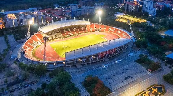 Sân vận động Thammasat dưới ánh đèn nhìn từ trên cao. Ảnh: Bangkokpost.