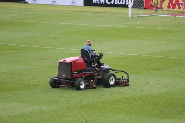 Thảm cỏ chỉ sân Thammasat rất đẹp và mượt, không thua những sân vận động quốc tế. Ảnh: Plo.