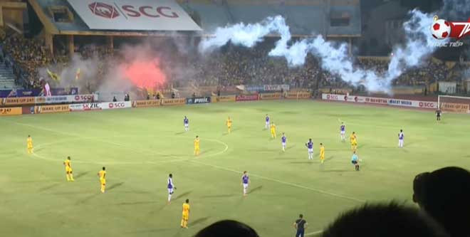 Cổ động viên đội khách đã gây rối bằng cách ném pháo sáng khiến một nữ khán giả nhập viện cấp cứu. Ảnh: Khám phá.