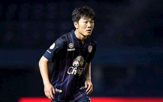 Trong thời gian khoác áo CLB Buriram (Thái Lan), tiền vệ Xuân Trường nhận mức lương 10.000 USD/tháng trong vòng một năm. Tuy nhiên, Xuân Trường đã chia tay Buriram sau 5 tháng gắn bó và hiện đang thi đấu cho CLB HAGL. Ảnh: Dân Việt.