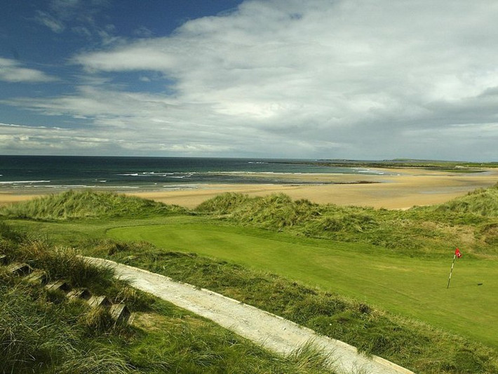 Tâm điểm của khu nghỉ dưỡng là sân golf 18 lỗ dọc Đại Tây Dương. Nguồn ảnh: Business Insider.