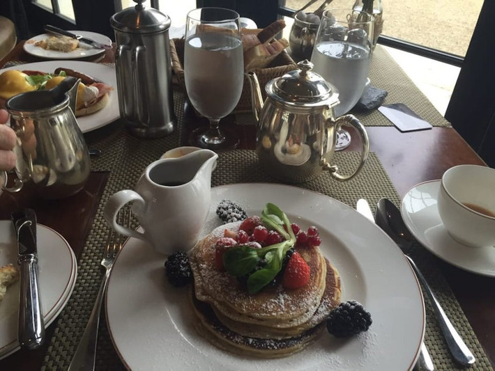 Khách đến nghỉ dưỡng có thể tận hưởng tất cả các dịch vụ ăn uống được cung cấp bởi Tập đoàn Trump tại resort như dịch vụ trà chiều, thưởng thức bữa tối tại nhà hàng Trump 's Bar.