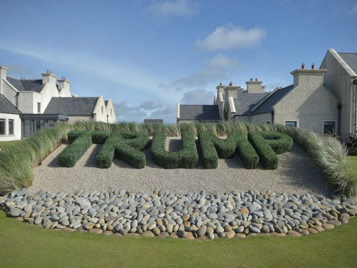 Thêm nữa, bản thân khu resort của Tổng thống Donald Trump từng vướng phải hàng loạt 'lùm xùm' trong quá khứ.