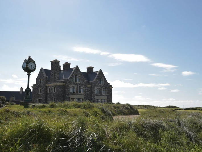 Khu resort đánh golf ban đầu có tên gọi là Doonbeg Golf Club. Năm 2014, ông Donald Trump mua lại với giá 29,2 triệu USD và đổi tên thành Trump International Golf Links & Hotel Ireland.