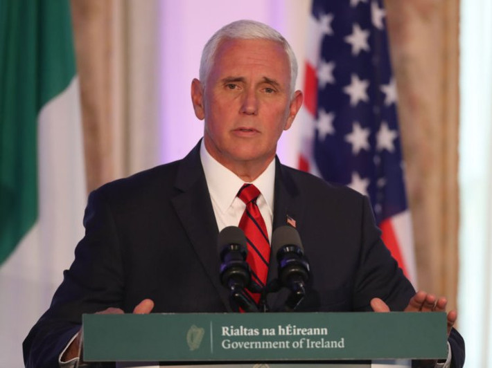 Lý do khiến công chúng đồng loạt phẫn nộ về chuyến đi của Phó Tổng thống Mike Pence là bởi có tin đồn ông Pence sử dụng tiền thuế của dân để chi trả cho chuyến đi lần này.