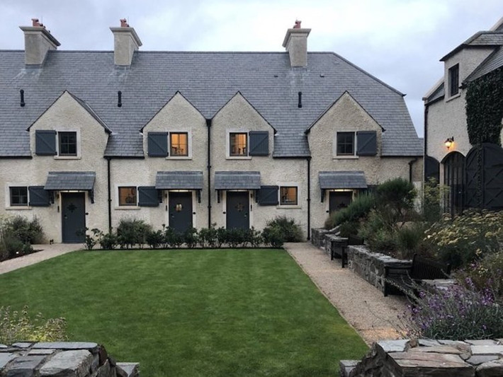 Khu resort có tổng cộng 218 phòng nghỉ và một spa với lượng nhân công lên đến 300 người.