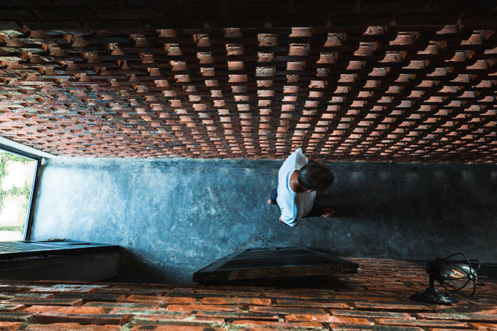 Tường gạch rỗng giúp đón gió và phân bổ không khí mát lành khắp nhà. Nguồn ảnh: Khuestelo.