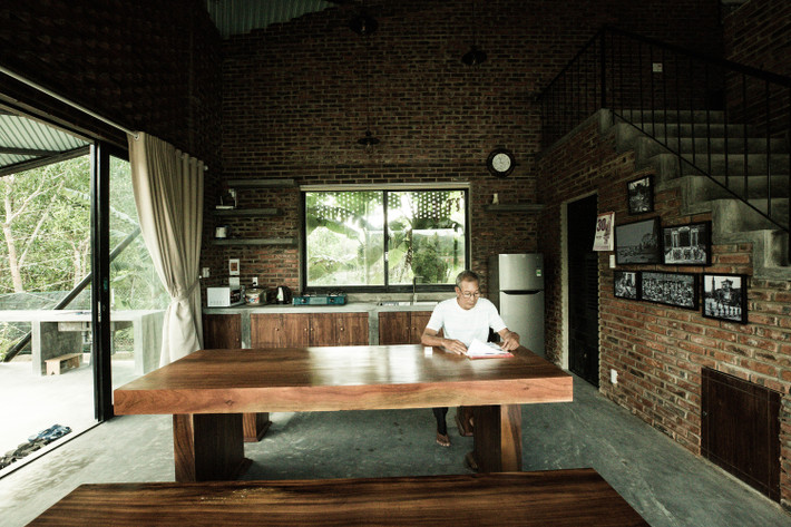 Tầng trệt được chia làm 3 phần: khu vực tiếp khách bên ngoài, bếp kết hợp phòng ăn và 2 phòng ngủ.