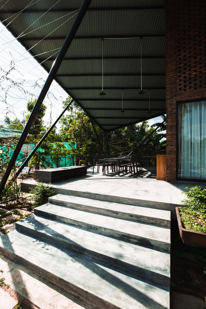 Dự án có diện tích mặt bằng khoảng 1.500 m2, nhưng kiến trúc sư chỉ xây nhà trên diện tích 195m2 với tầng trệt và tầng lửng.