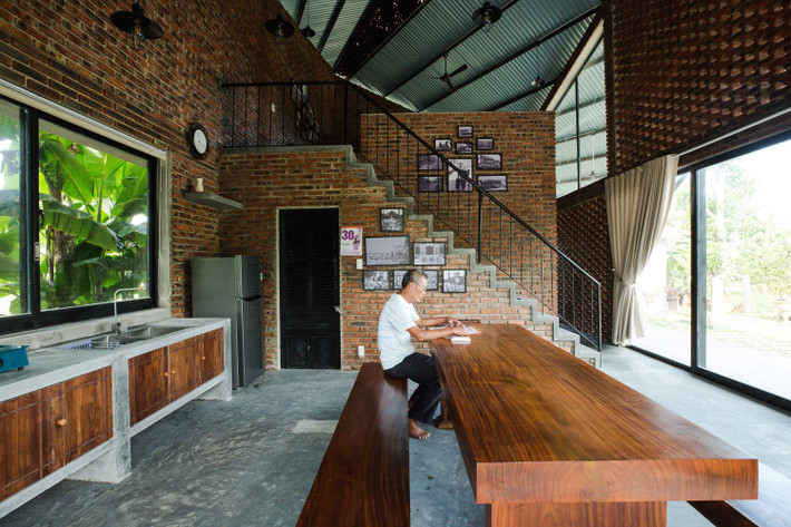 Bếp kết hợp phòng ăn ở phía trước rất rộng và thoáng.