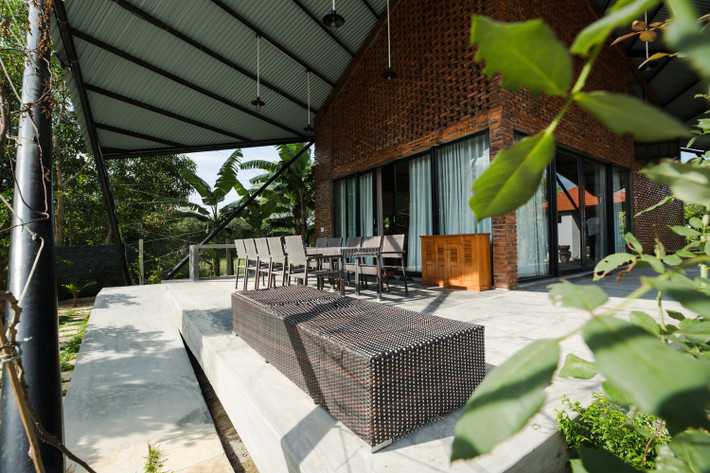 Căn nhà là sự kết hợp giữa thông gió tự nhiên, vật liệu địa phương và môi trường sống lành mạnh.