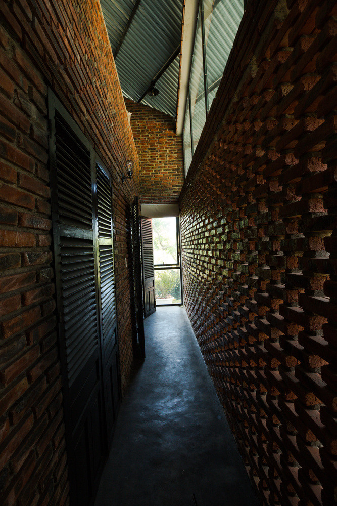 Các không gian được ngăn cách bởi tường gạch rỗng và cửa kính.