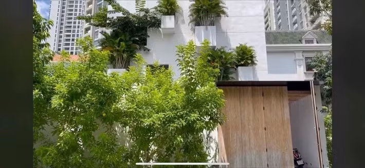 Trên các diễn đàn, một vài cư dân mạng nhanh chóng nhận ra khu biệt thự được cho là Hiền Hồ và đại gia đi xem nằm ở khu An Phú. Ảnh: Facebook