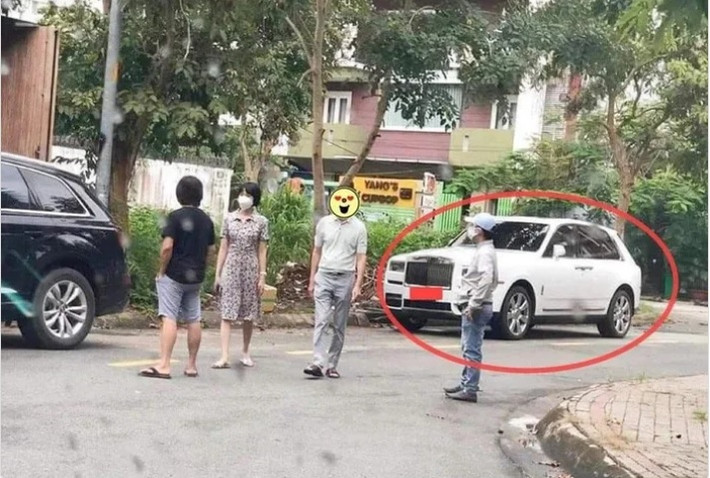  Hiền Hồ đang là cái tên phủ sóng mạng xã hội sau khi vướng vào ồn ào tình ái. Ở diễn biến mới nhất, dân mạng tiếp tục đào ra loạt hình ảnh nghi Hiền Hồ sánh bước với một người đàn ông, được cho là đi xem biệt thự trong khu nhà giàu. Ảnh: Facebook