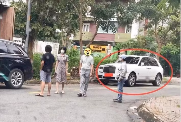  Hiền Hồ đang là cái tên phủ sóng mạng xã hội sau khi vướng vào ồn ào tình ái. Ở diễn biến mới nhất, dân mạng tiếp tục đào ra loạt hình ảnh nghi Hiền Hồ sánh bước với một người đàn ông, được cho là đi xem biệt thự trong khu nhà giàu. Ảnh: Facebook