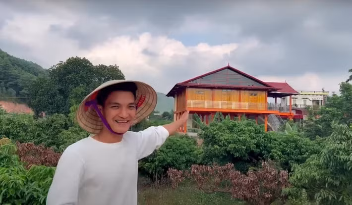 Không chỉ chăm lo cho gia đình nhỏ, Mạc Văn Khoa còn xây dựng lại cơ ngơi tại quê nhà cho bố mẹ. Ảnh chụp màn hình