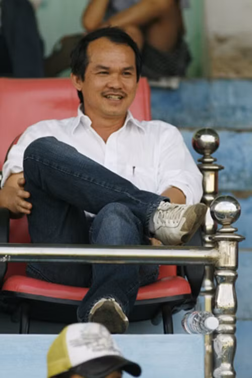 Với bản tính giản dị nên lối sống của ông cũng giản dị. Ông chia sẻ: "Tôi ăn uống giản dị. Ra vườn cao su, lỡ bữa, tôi ăn cơm với công nhân. Thăm đội bóng, tôi ăn cơm chung với cầu thủ ở nhà bếp". Ảnh: Vnexpress