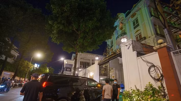 Căn biệt thự của bà Phương Hằng có tổng diện tích 2.400m2, mang kiến trúc khác biệt, nổi bật với các chi tiết ngoại thất cầu kỳ. Ảnh: Zing