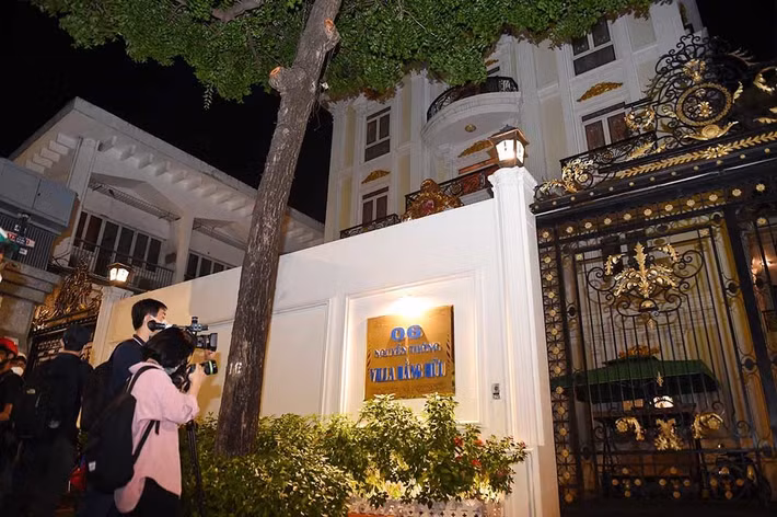 Tối 24/3, công an khám xét nơi ở của bà Nguyễn Phương Hằng tại số 6 đường Nguyễn Thông, quận 3, TP.HCM. Ảnh: Vietnamnet