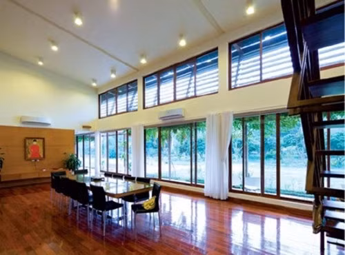 Bên trong căn nhà thiết kế mở, ốp kinh xung quanh để tận dụng ánh sáng tự nhiên nhiều nhất có thể. Ảnh: Báo pháp luật