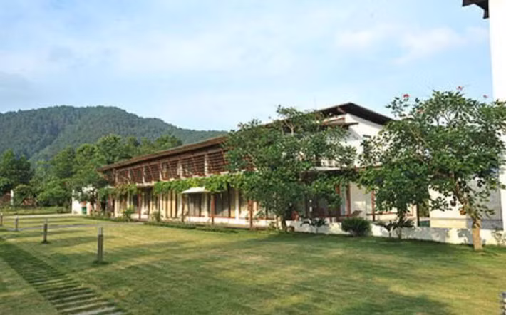 Không gian sống của diva Mỹ Linh gần như xây nhà thành một khu biệt phủ. Giữa khoảng đất là khu nhà dài một tầng rộng khoảng 300 m2. Ảnh: Báo pháp luật