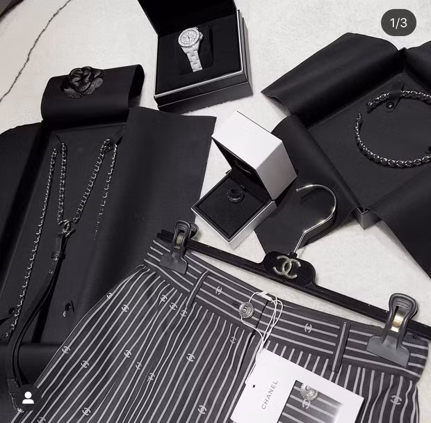 Bộ sưu tập đồ hiệu của Hiền Hồ có sự góp mặt của nhiều sản phẩm giá vài chục triệu đến hàng trăm triệu đồng đến từ thương hiệu lớn như: Louis Vuitton, Gucci, Dior, Prada, Chanel...Ảnh: FBNV