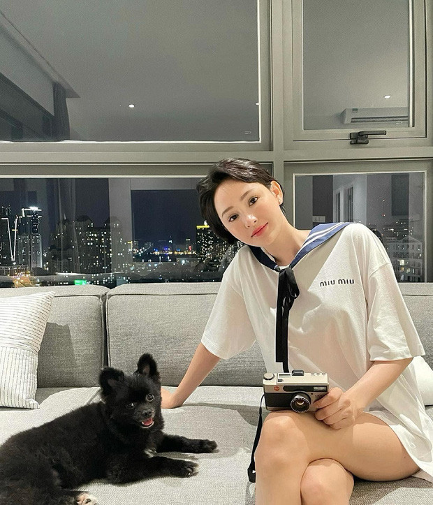 Nữ ca sĩ sở hữu bộ sưu tập đồ hiệu đắt đỏ không kém cạnh bất cứ mỹ nhân Vbiz nào. Ảnh: FBNV