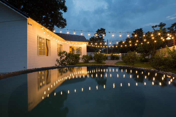 Bên ngoài trang trí đậm chất resort. Ảnh: FBNV