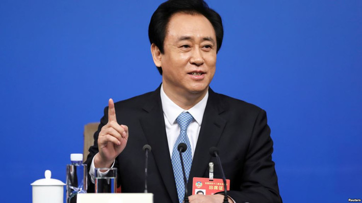  Ông Hứa Gia Ấn sinh năm 1958 tại Thái Khang (Hà Nam, Trung Quốc). Ngoài Tập đoàn bất động sản lớn nhất Trung Quốc Hằng Đại, ông Hứa Gia Ấn còn là Chủ tịch Câu lạc bộ bóng đá nổi tiếng Quảng Châu Hằng Đại Đào Bảo. Ảnh: Voachinese. 