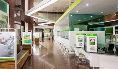 Nguyên nhân là do những vi phạm nghiêm trọng trong thời gian giữ chức vụ Bí thư Đảng ủy, Giám đốc Vietcombank chi nhánh Hà Nội. Ông Nguyễn Xuân Luật đã thiếu trách nhiệm, vi phạm các quy định trong việc phê duyệt cấp tín dụng và cho doanh nghiệp vay vốn. Điều này đã khiến Vietcombank Hà Nội có nợ xấu với số tiền lớn. Ảnh: Vietcombank.