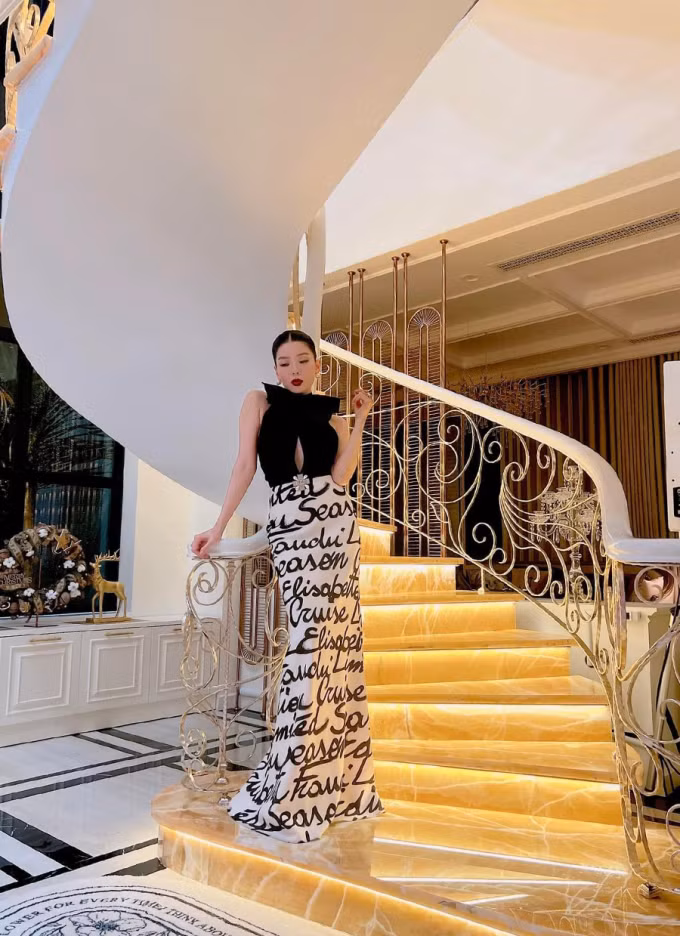 Biệt thự của Lệ Quyên rộng gần 600 m2 gồm một trệt, hai lầu, có hồ bơi, nội thất dát vàng. Ảnh: Facebook